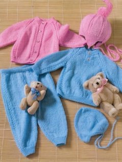 Cardigan, genser, bukse, lue og hjelm i ensfarget strikk