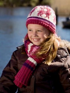 Mønstret strikket lue og stripete skjerf