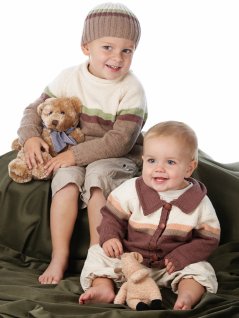 Raglangenser, cardigan og lue med stripete kanter