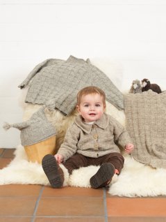 Teksturert raglangenser, cardigan, lue og teppe