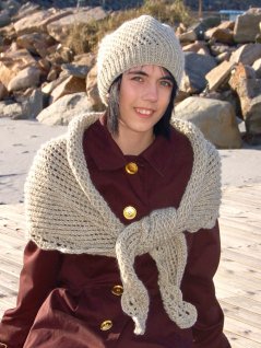 Blondestrikket lue og skjerf