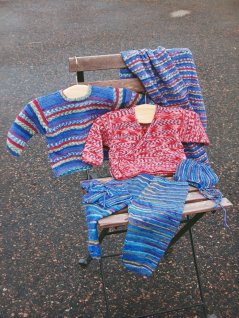 Ensfarget strikket babysett og teppe