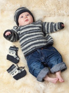 Strikket ermeløs kjole og cardigan