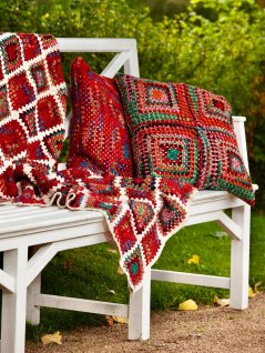 Heklet teppe og puter i bestemorruter