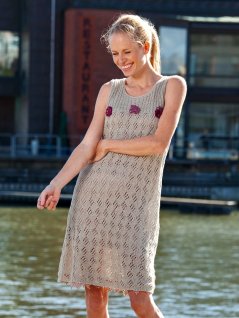 Mønstret strikket kjole og cardigan med heklede blomster