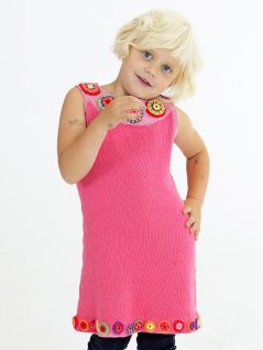 Strikket kjole med heklede blomster