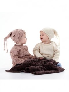 Mønstret og ensfarget strikket genser, lue og teppe