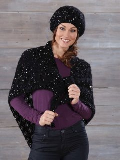 Beret og mønstret sjal