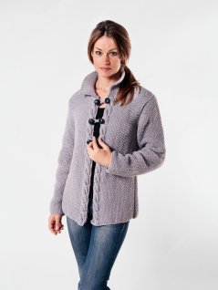 Mosestrikket cardigan i dobbelt garn