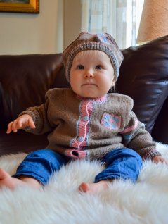 Cardigan med emblem og beret