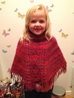 Strikket barneponcho