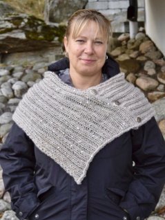 Strikket poncho og polohals