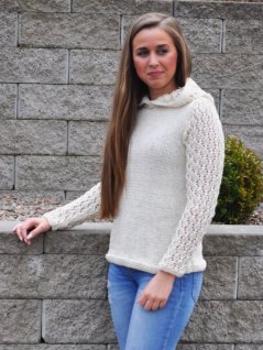 Strikket hettegenser i dobbelt garn