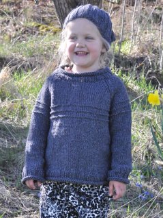 Raglangenser med stripete kanter og lue