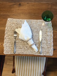 Enkel heklet bordmatte og serviettring