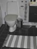 Badematte, toalettsete og toalettpapirholder