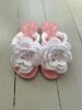 flip-flop med virkad blomma