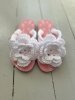 flip-flop med virkad blomma