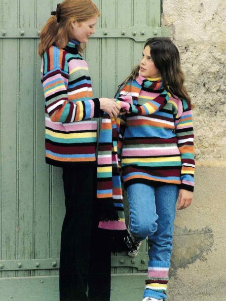 To-stripete genser, skjerf og benvarmere