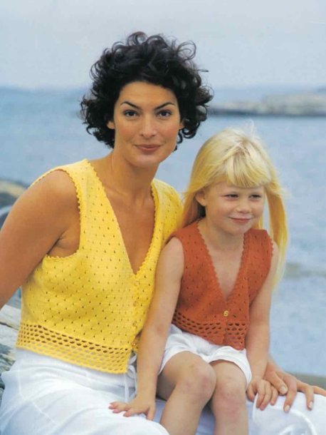 Barne- og damebluse med hullmønster og heklet kant