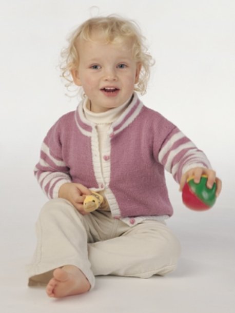 Ensfarget strikket genser og cardigan