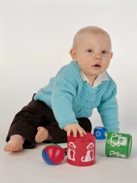 Blondestrikket bærestykkegenser, cardigan og lue