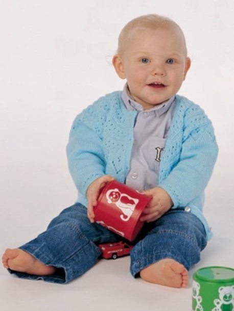 Blondestrikket bærestykkegenser, cardigan og lue