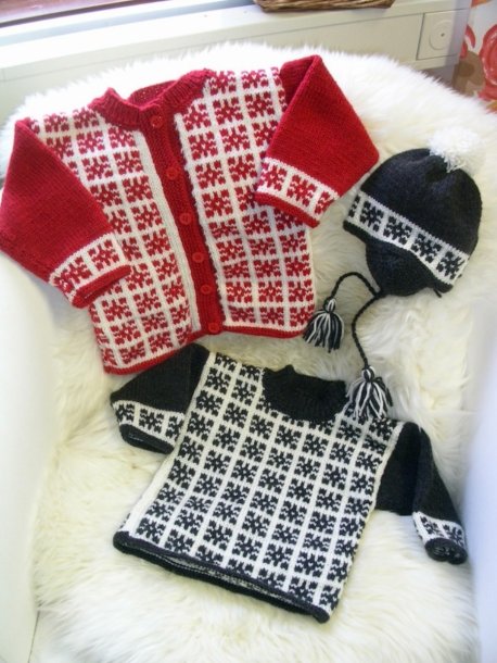 Mønstret genser, cardigan og lue