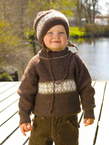 Genser og lue med mønstret kant