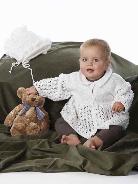 Blondestrikket cardigan og lue