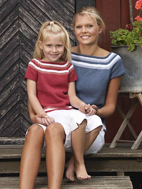 Kortermet raglangenser med stripete kant