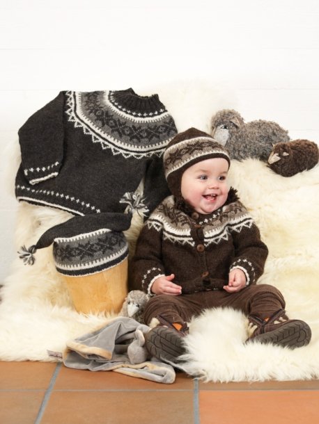 Rundstrikket cardigan, genser og luer
