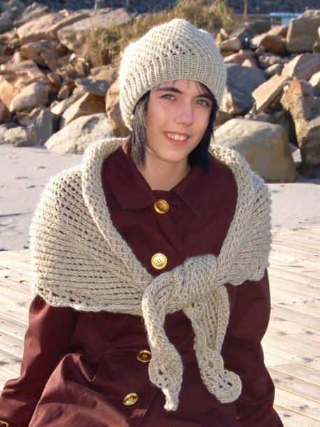 Blondestrikket lue og skjerf