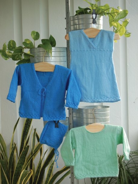 Strukturstrikket kjole, cardigan, genser og lue