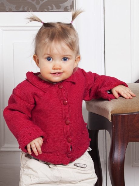 Cardigan, kjole og luer i struktur