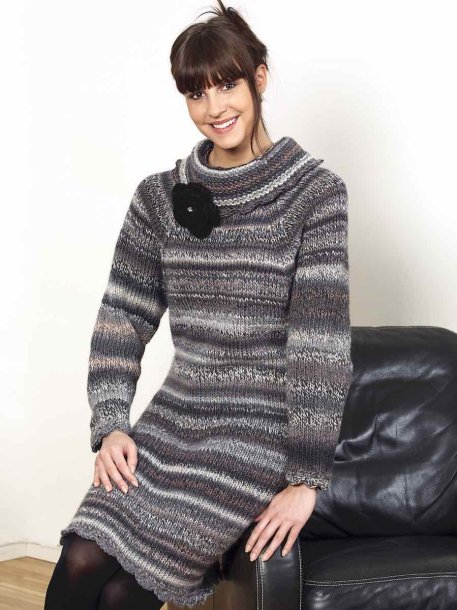 Kjole med stor polo og heklet blomst