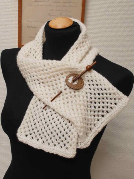 Mönsterstickad halsduk