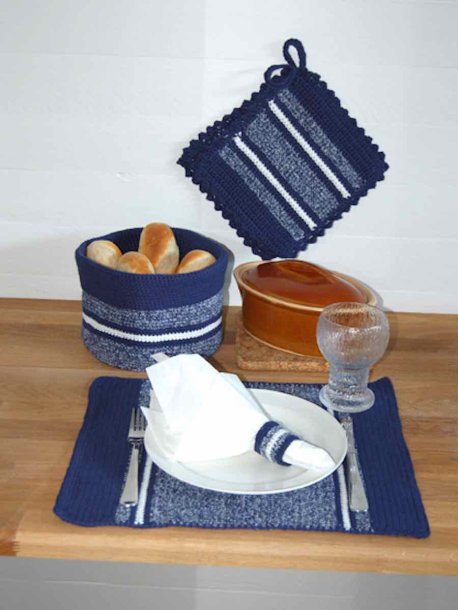 Virkat tallriksunderlägg, servettring, grytlapp och brödkorg