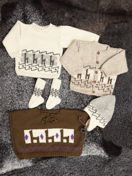 Cardigan, genser og poncho med lamaer, lue og sokker