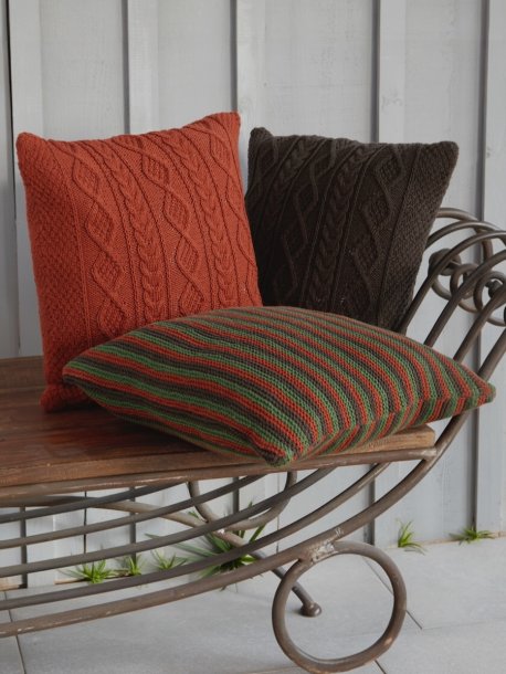 Rillestrikk og mønstrede puter