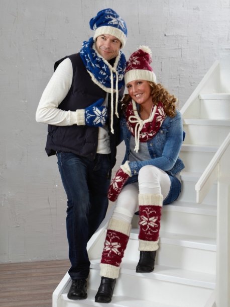 Mønstret strikket lue, votter, gamasjer og løs krage