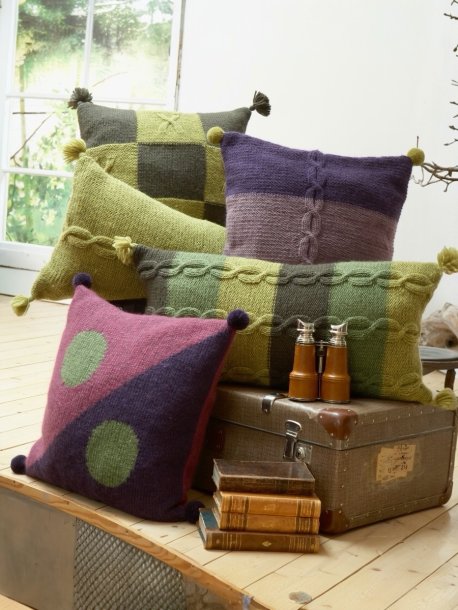 Strikkede puter i forskjellige størrelser