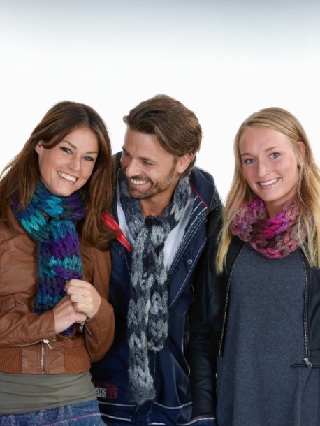 Blondestrikket bærestykkegenser, cardigan og lue