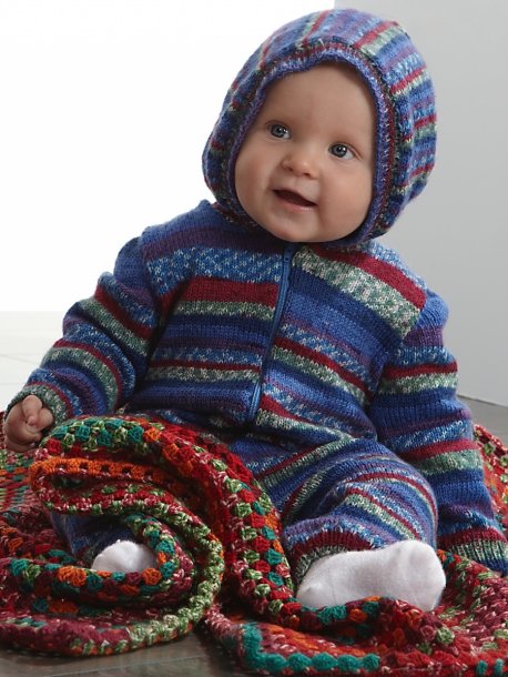 Ensfarget strikket jumpsuit og heklet teppe