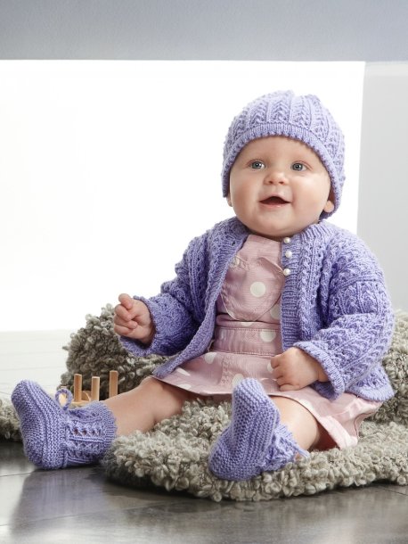 Blondestrikket cardigan, tanktopp, lue og sokker