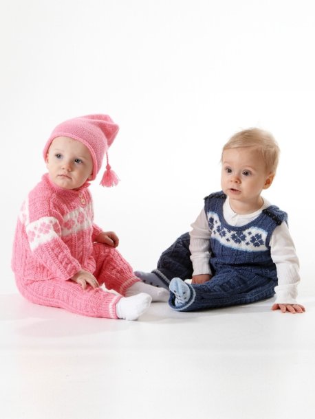 Genser med mønstret kant, bukser og lue