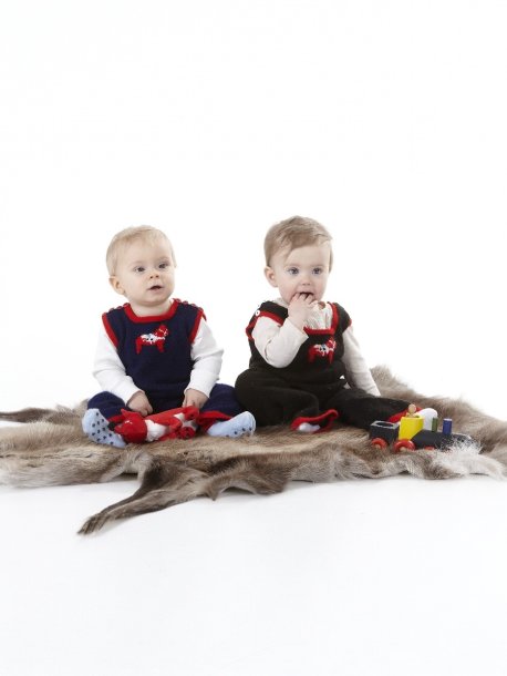 Genser, cardigan, bukse og lue med dalahester