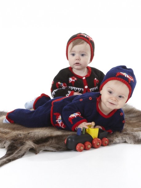 Genser, cardigan, bukse og lue med dalahester