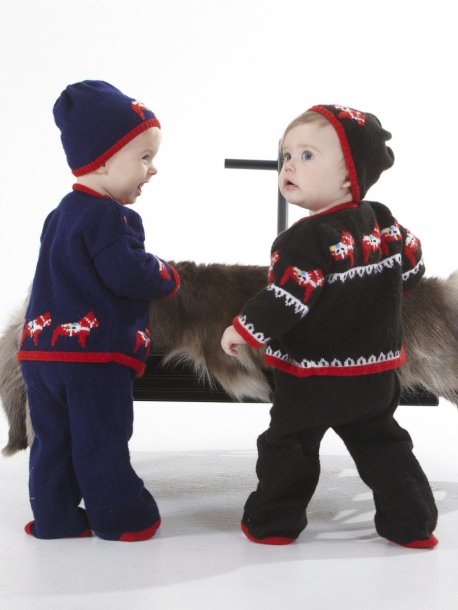 Genser, cardigan, bukse og lue med dalahester