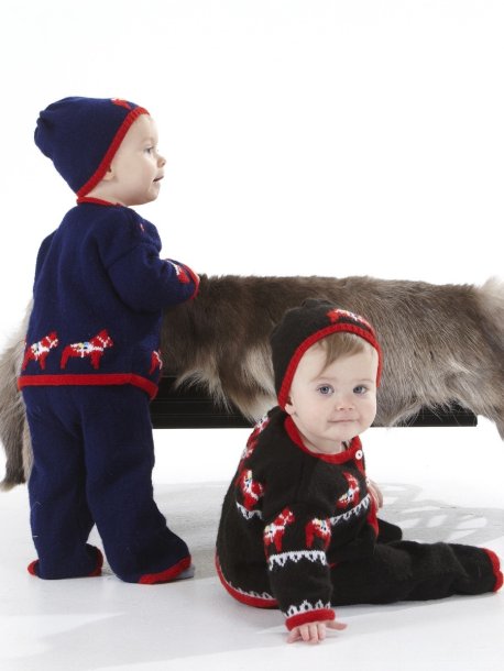 Genser, cardigan, bukse og lue med dalahester